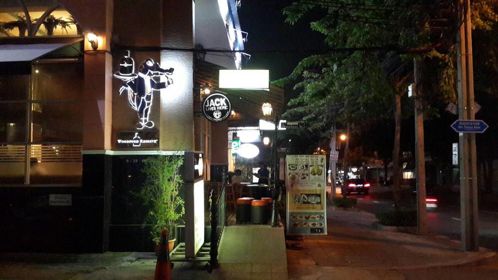 De Sky Sukhumvit Ekkamai Hotel Bangkok Exterior photo
